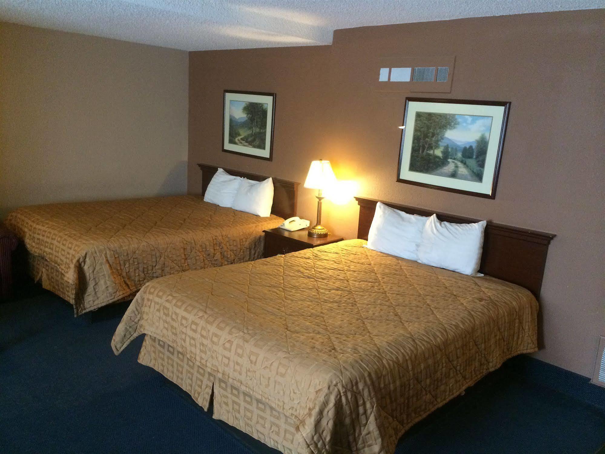 Sunflower Inn & Suites - Garden City Exteriör bild